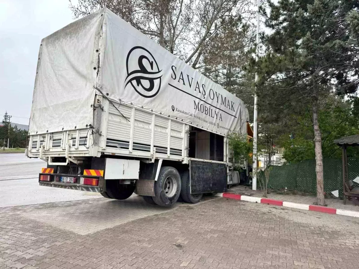 Kamyon Duvarda Asılı Kaldı