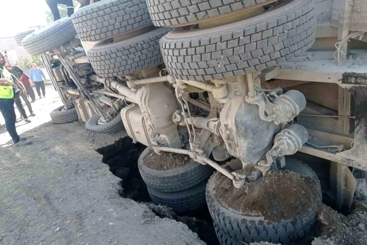 Hatay'da Yol Çökmesi Sonucu Kamyon Devrildi, Şoför Yaralandı