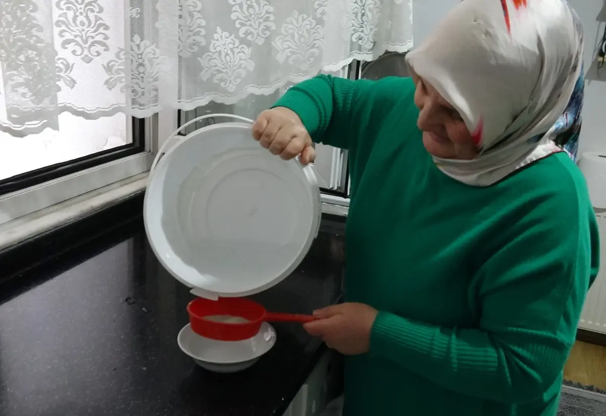 Yağmur Suyuyla Uzun Süredir Gıda ve İçecek Yapan Kadının Geleneksel Yöntemi