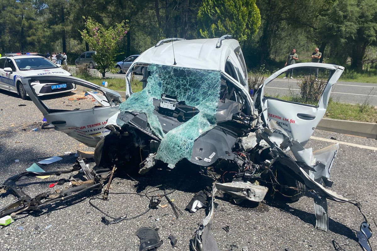 4 aracın karıştığı zincirleme kazada yol savaş alanına döndü, ölü ve yaralılar var