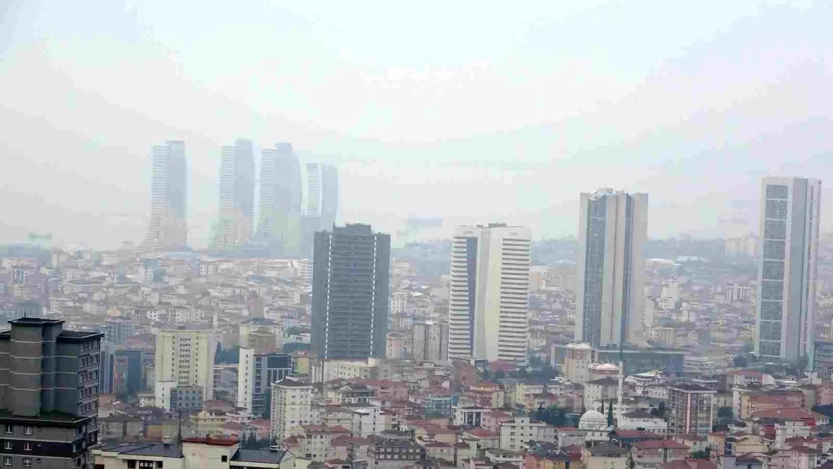 İstanbul Anadolu Yakası'nda Sabah Hava Kirliliği Görüş Mesafesini Düşürdü