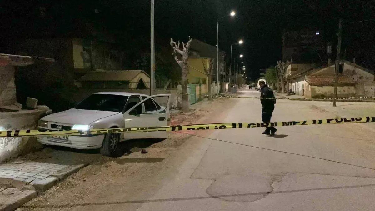 Bıçaklandıktan sonra aracıyla hastaneye giderken kaza yaptı: 1 ölü