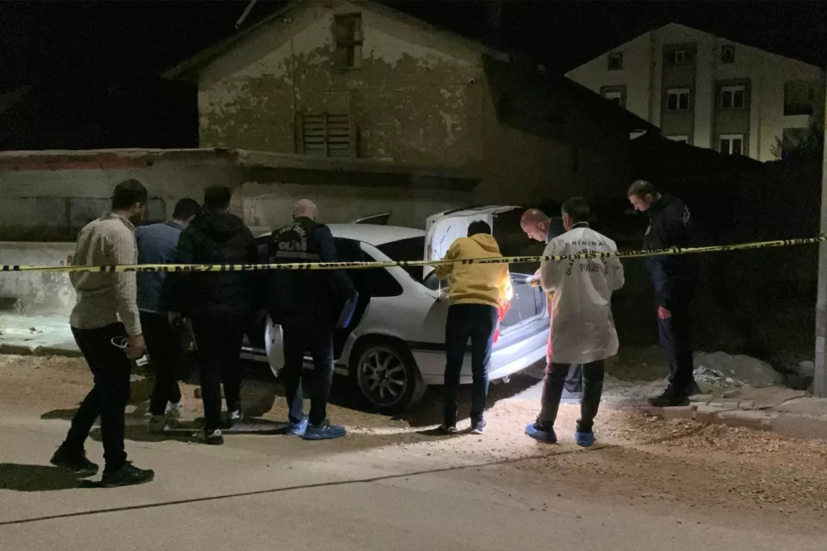 Bıçaklandı, aracıyla hastaneye giderken fenalaşıp kaza yaptı