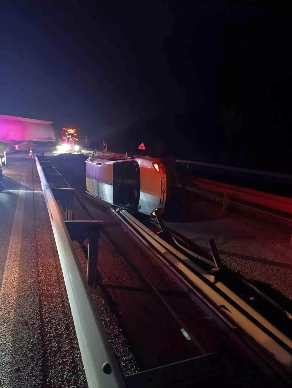 Bilecik'te Trafik Kazası: Hafif Ticari Araç Orta Refüje Düştü