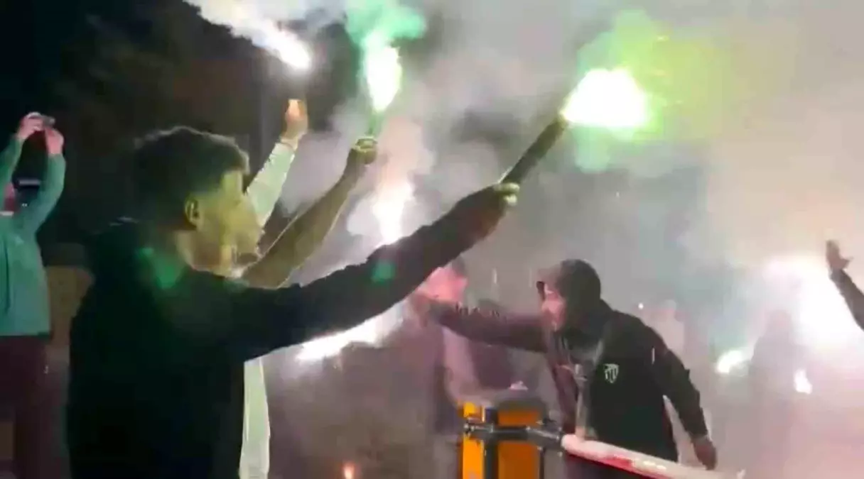 Kocaelispor Süper Lig'e Çıkmayı Garantiledi, Taraftar Otele Giderek Kutladı