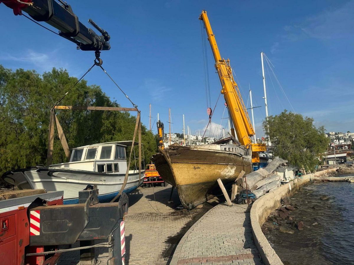 Bodrum'daki Yarı Batık Tekne Kurtarıldı