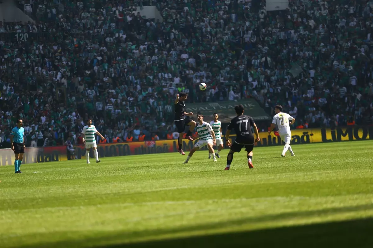 Bursaspor, Bornova 1877'yi 4-1 Mağlup Ederek Yeni Seyirci Rekoru Kırdı