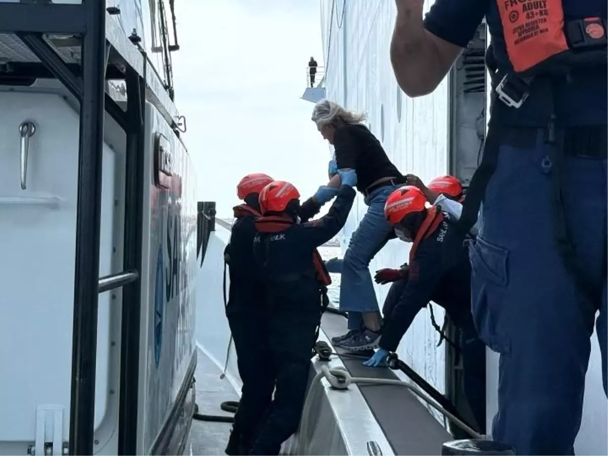 Bozcaada Açıklarında Kolu Kırılan Yolcu Tahliye Edildi