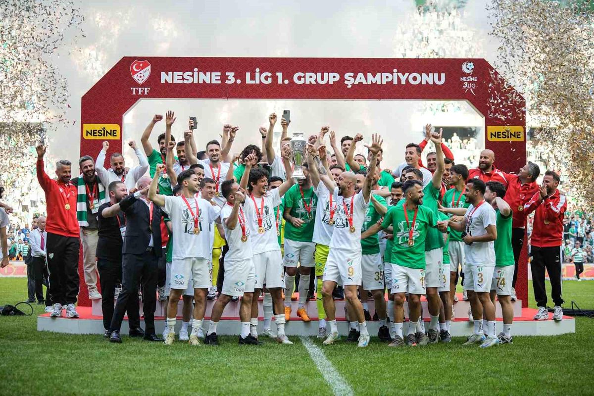 Bursaspor TFF 3. Lig'de Şampiyonluk Kupasını Aldı