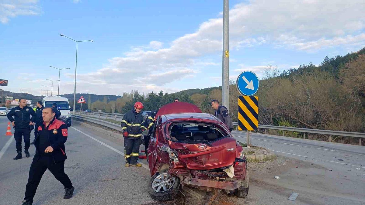 Çorum'da İki Otomobil Çarpıştı, 3 Yaralı