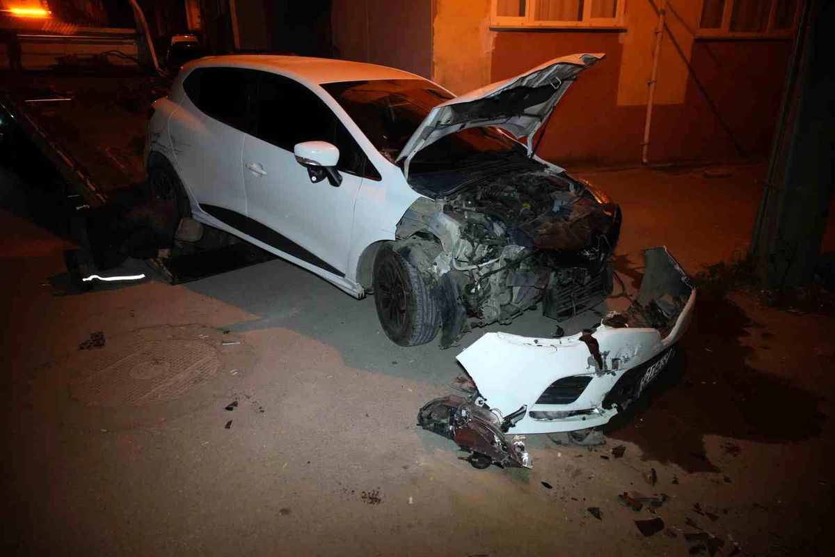 Edirne'de Alkolün Sebep Olduğu Trafik Kazası: 5 Araç Hasar Gördü, Bir Yolcu Yaralandı