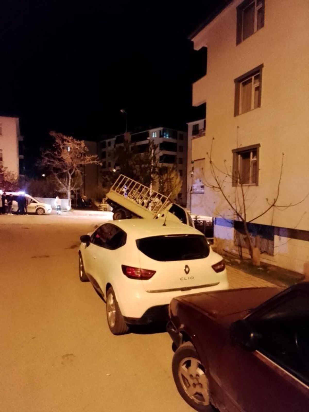 Elazığ'da Kontrolden Çıkan Pikap Apartman Bahçesine Uçtu