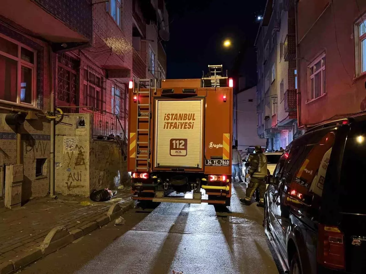 İstanbul Esenler'de 4 Katlı Binada Çatı Yangını