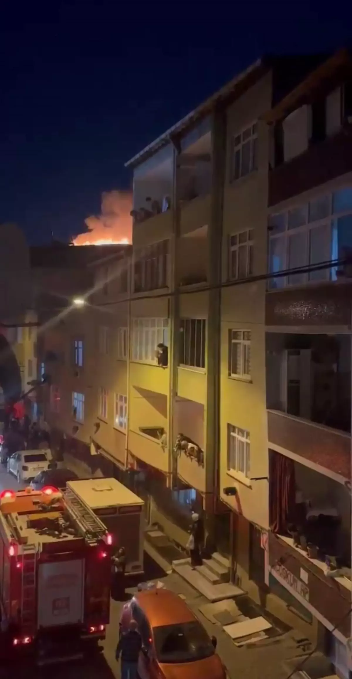 Esenler'de 4 Katlı Binanın Çatısında Yangın Çıktı