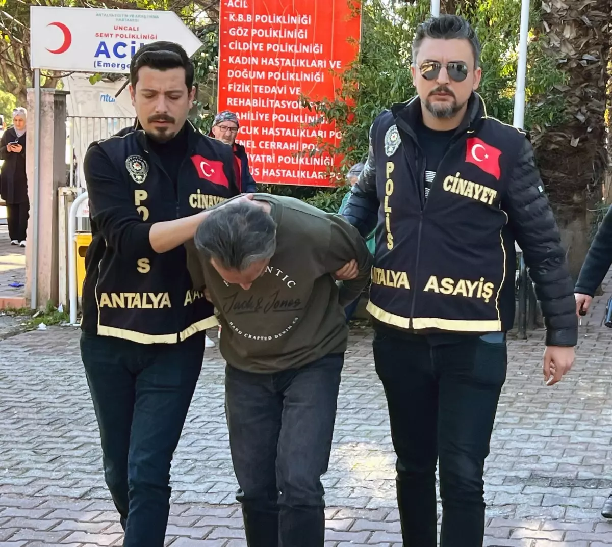 Antalya'da eski eşini benzin dökerek öldüren sanık, organ yetmezliği nedeniyle hayatını kaybetti
