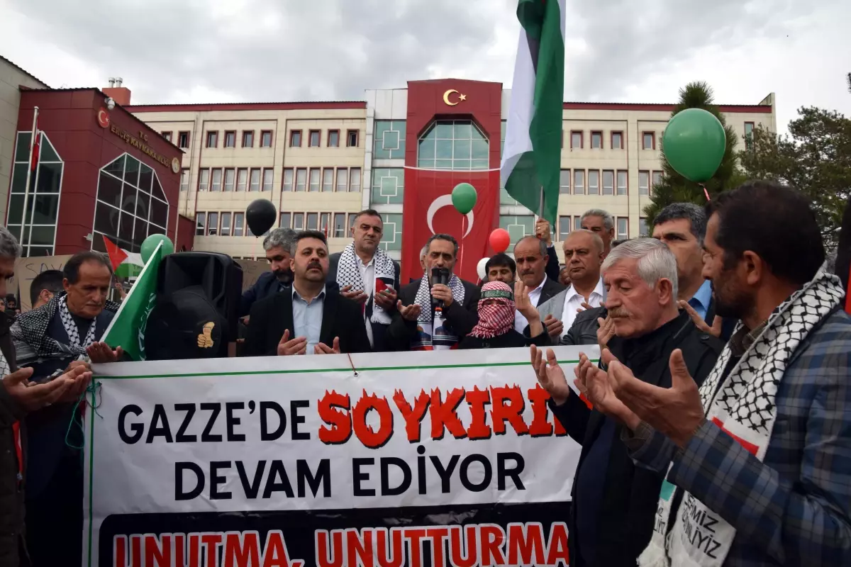 Erciş'te Filistin Soykırımına Dikkat Çeken Yürüyüş Düzenlendi