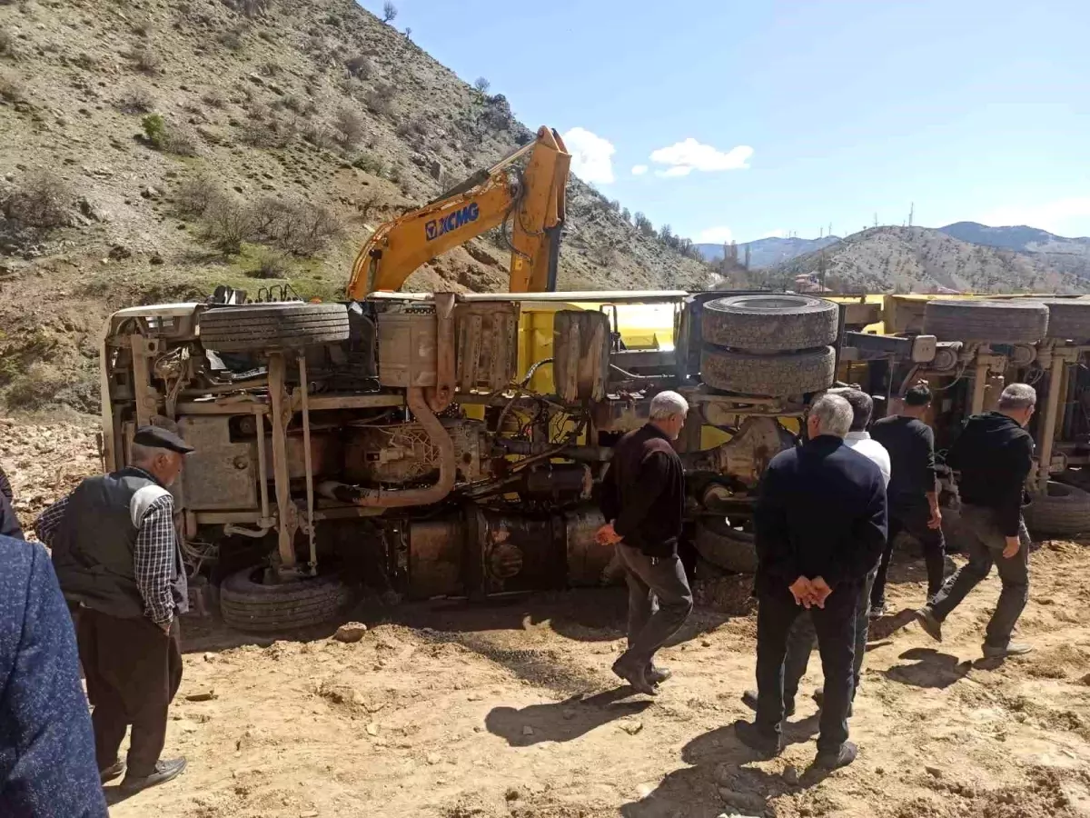 Adıyaman'da Hafriyat Kamyonu Devrildi
