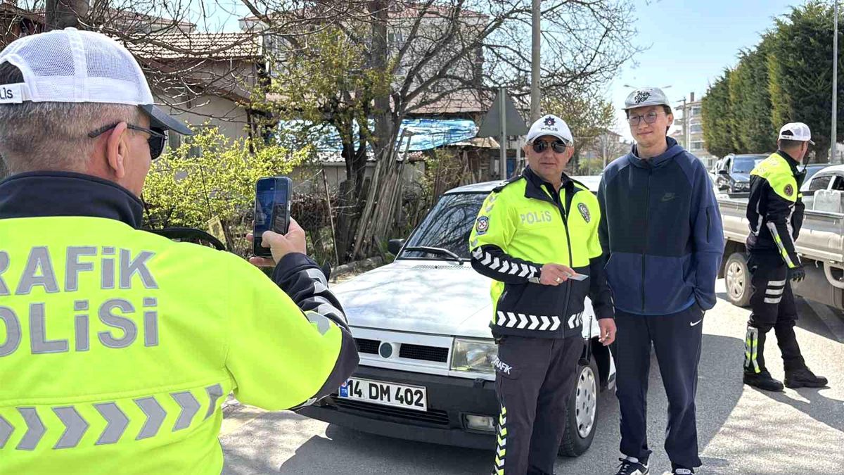 Bolu'da 18 Yaşındaki Gençten Polis Kontrolü İçin Hatıra Fotoğrafı Talebi