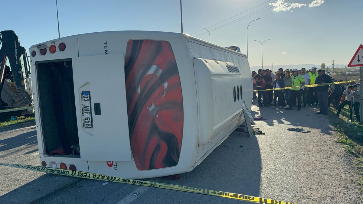 Afyonkarahisar'da Tekstil İşçilerini Taşıyan Midibüs ile Otomobil Çarpıştı