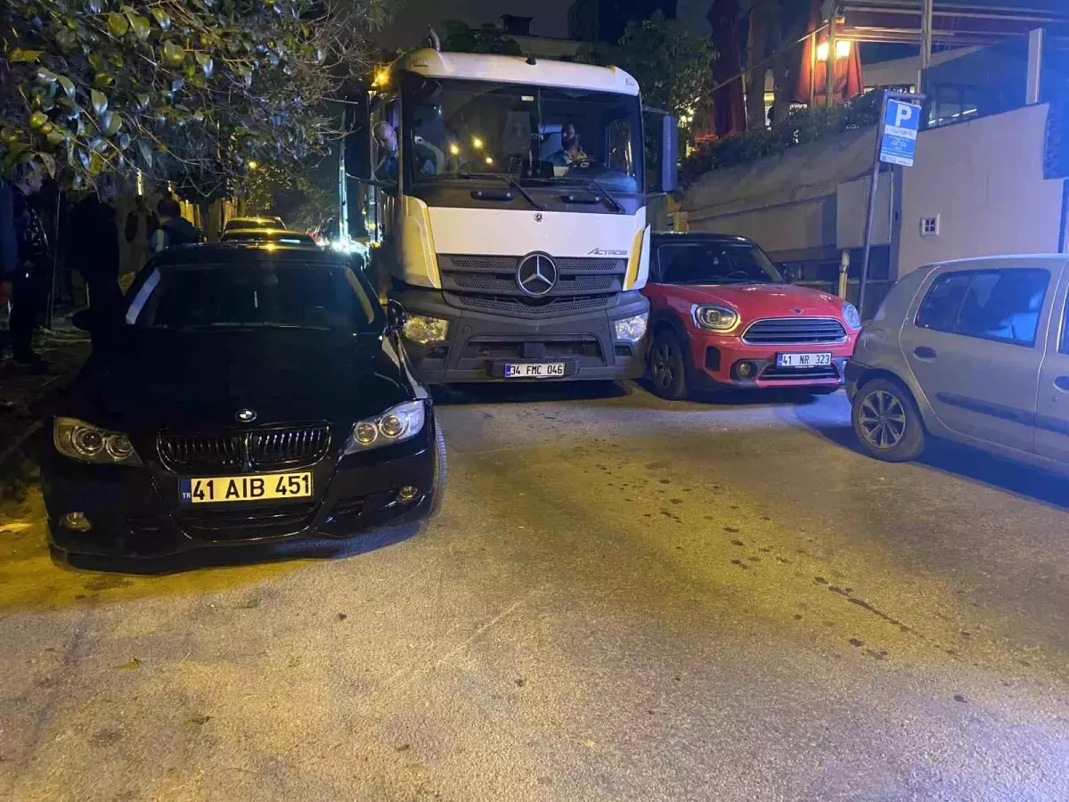 Kadıköy'de Hatalı Park Engeli: Vatandaşlar Çöp Kamyonunu Kurtardı