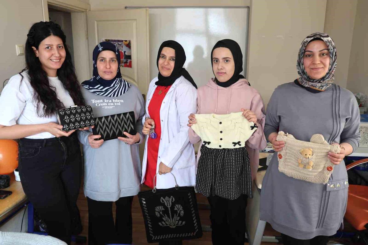 Elazığ'da Kadınlar El Sanatları Kursu ile Hem Öğreniyor Hem Sosyalleşiyor