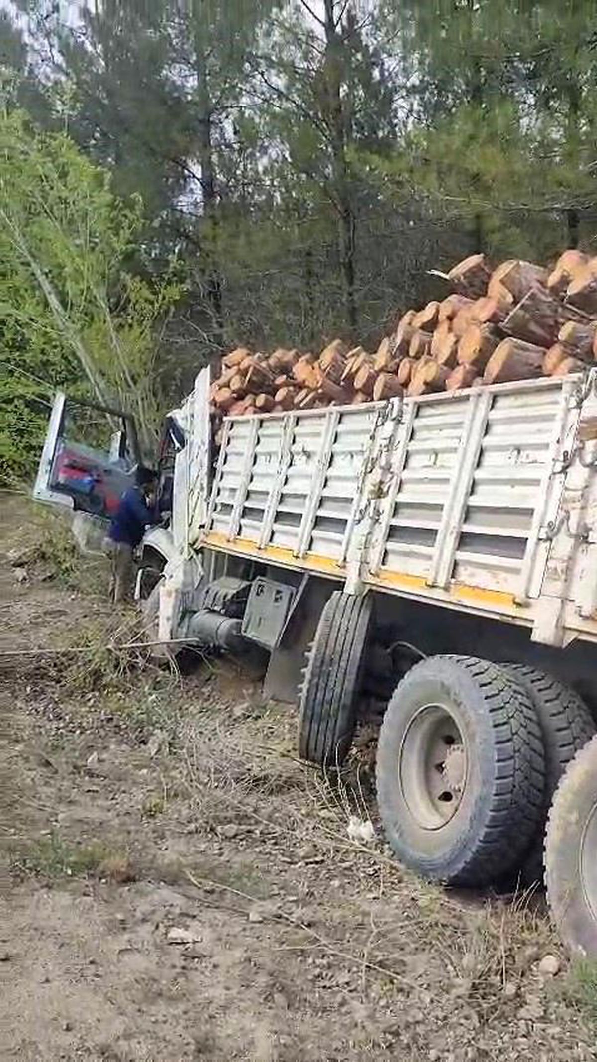 Karabük-Kastamonu Kara Yolunda Tır Devrildi: 2 Yaralı