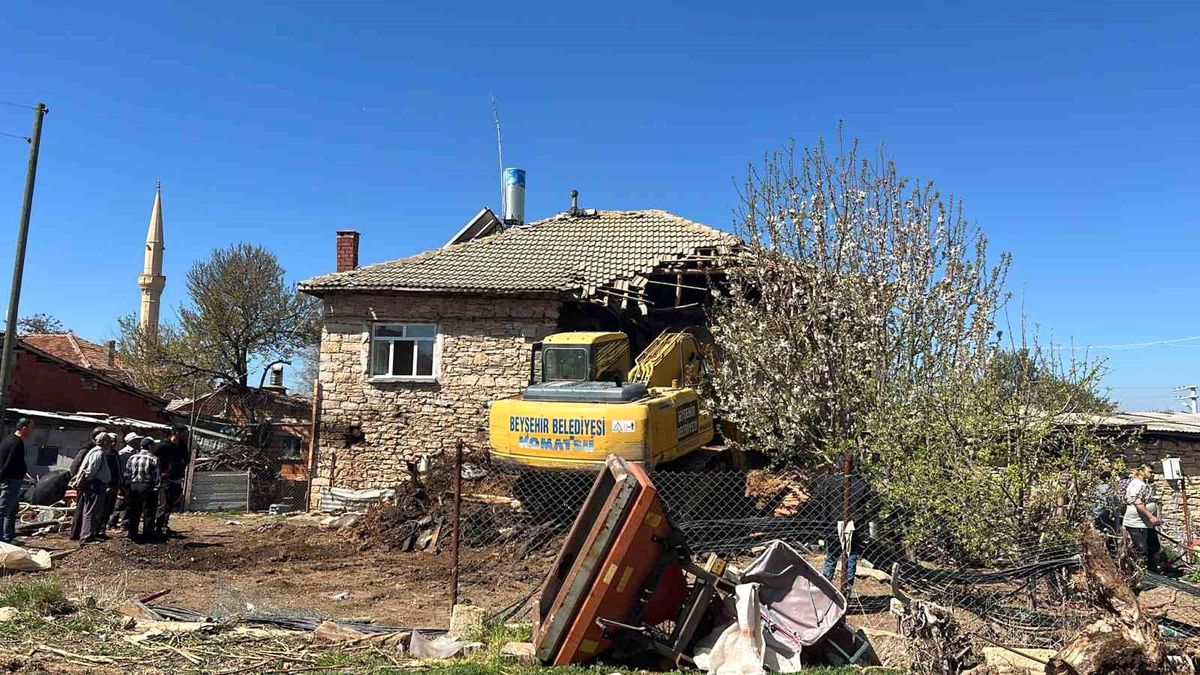 Beyşehir'de Yangın: İki Katlı Ev Kullanılamaz Hale Geldi