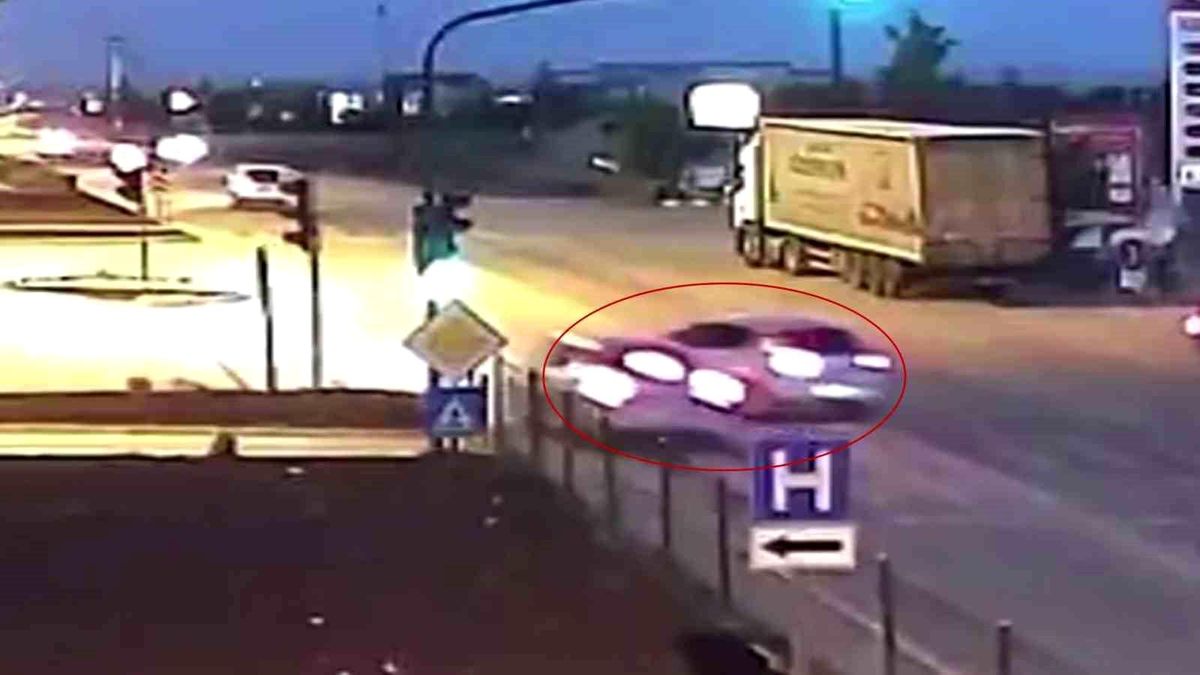 Konya'da Kontrolsüz Şerit Değiştiren Otomobilin Sebep Olduğu Kaza KGYS Kamerasında!