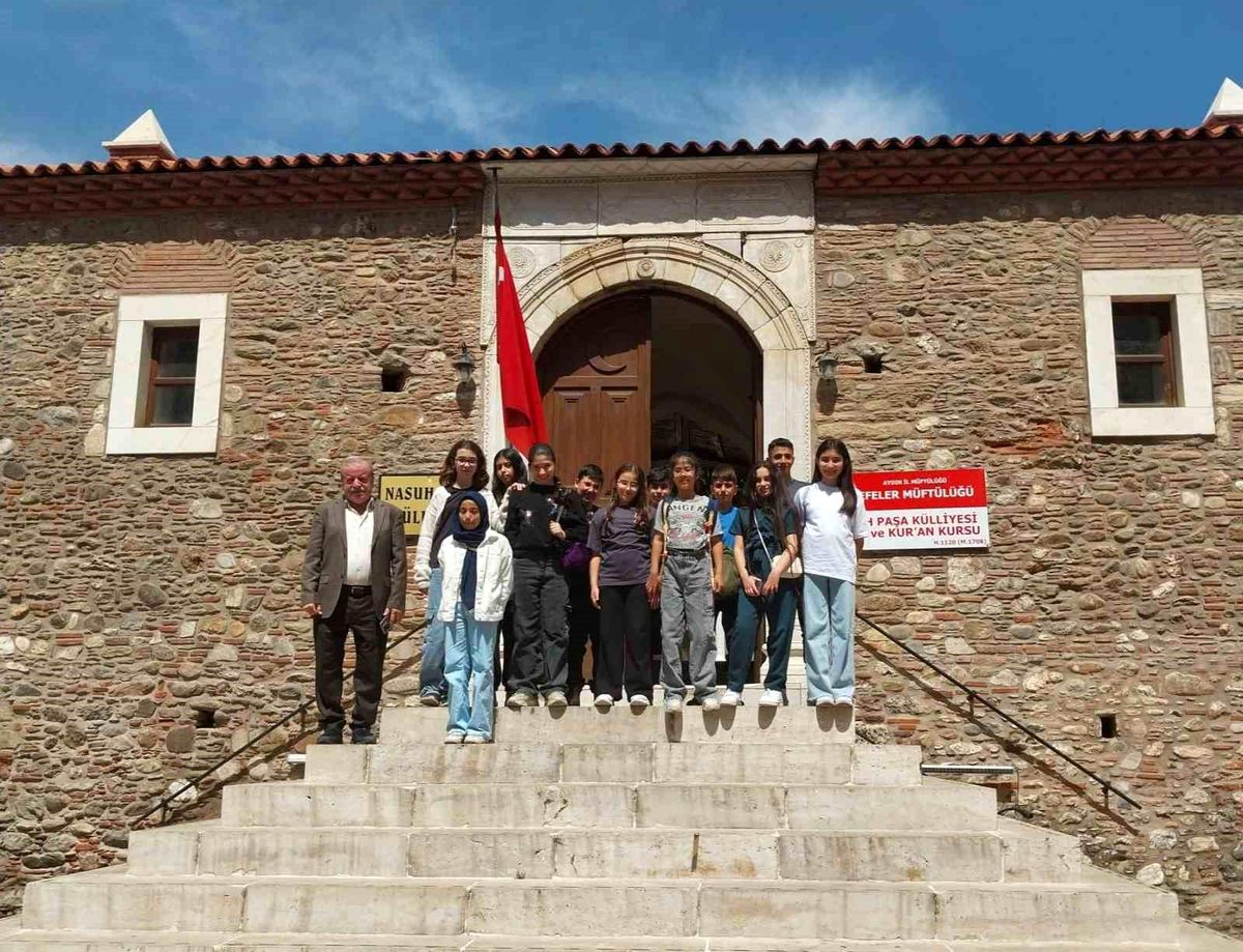 Kuşadası İmam Hatip Lisesi Öğrencileri Nasuh Paşa Külliyesi'ni Ziyaret Etti