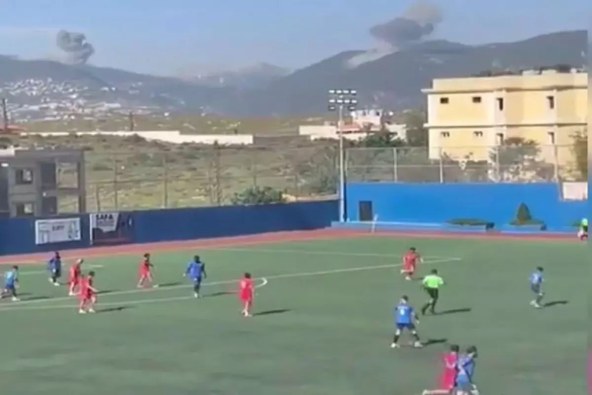 Lübnan'da futbolcular İsrail saldırısına aldırış etmeden maça devam etti