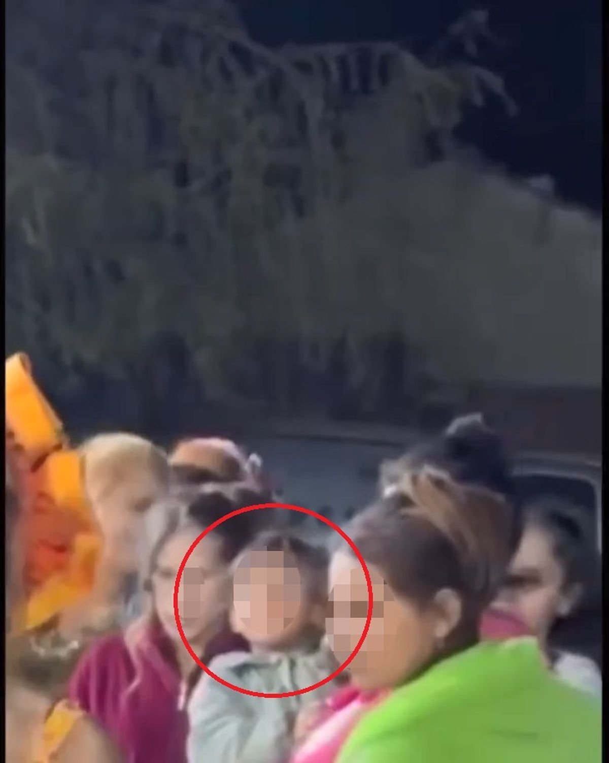 3 Yaşındaki Çocuğun Sokakta Sigara İçmesi Üzerine Anne Gözaltına Alındı