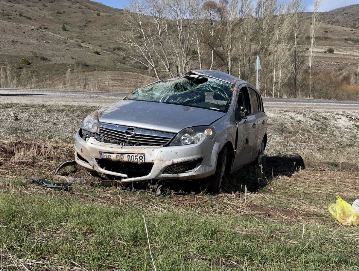 Sivas'ta Otomobilin Şarampole Devrilmesi Sonucu 5 Kişi Yaralandı