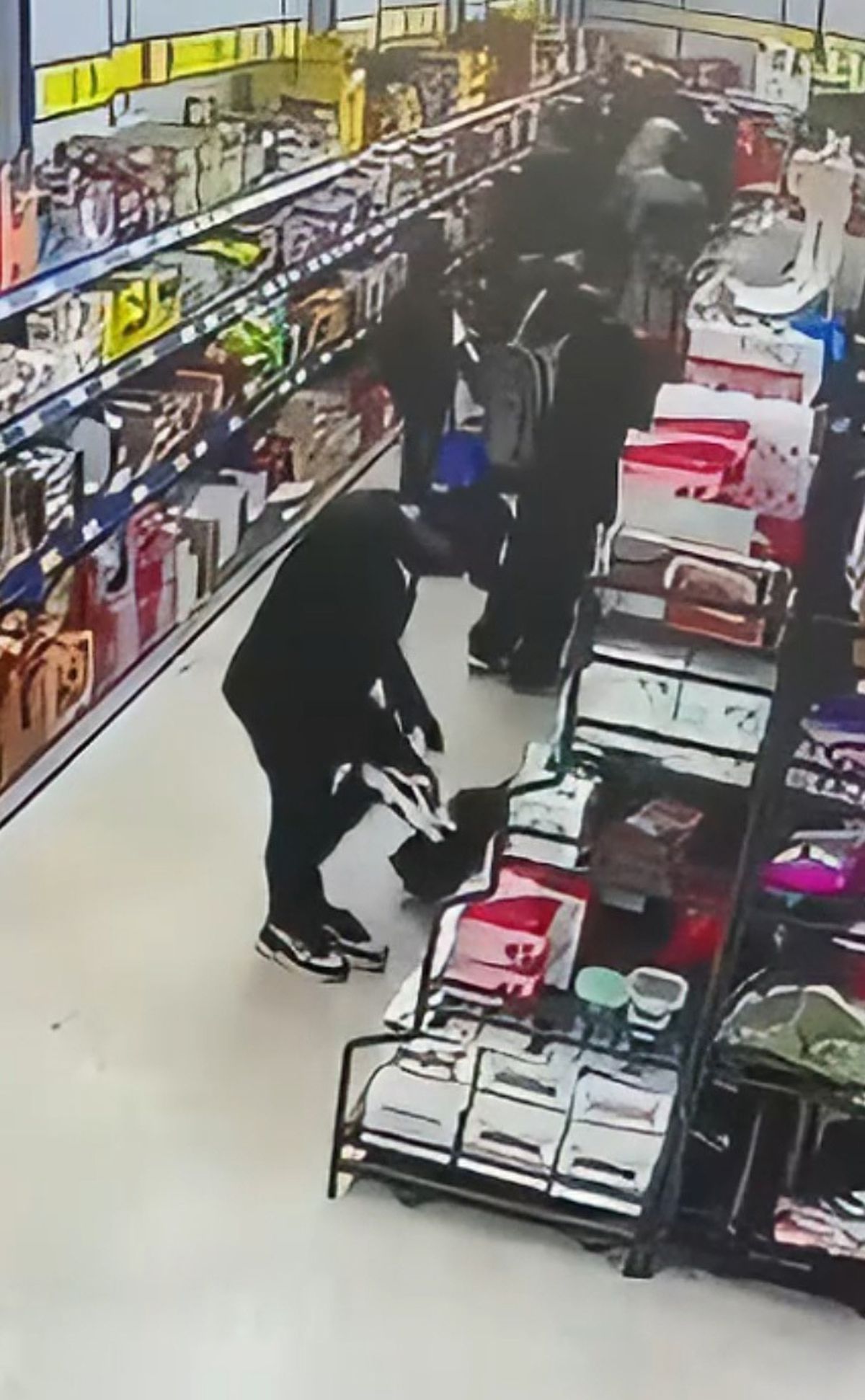 Sultangazi'de Hırsız Marketten Ayakkabı Giyerek Çıktı