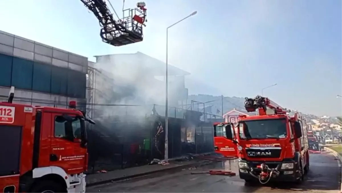 İzmir'de Tarım Marketinde Çıkan Yangın Mahalle Sakinlerine Korku Doldurdu