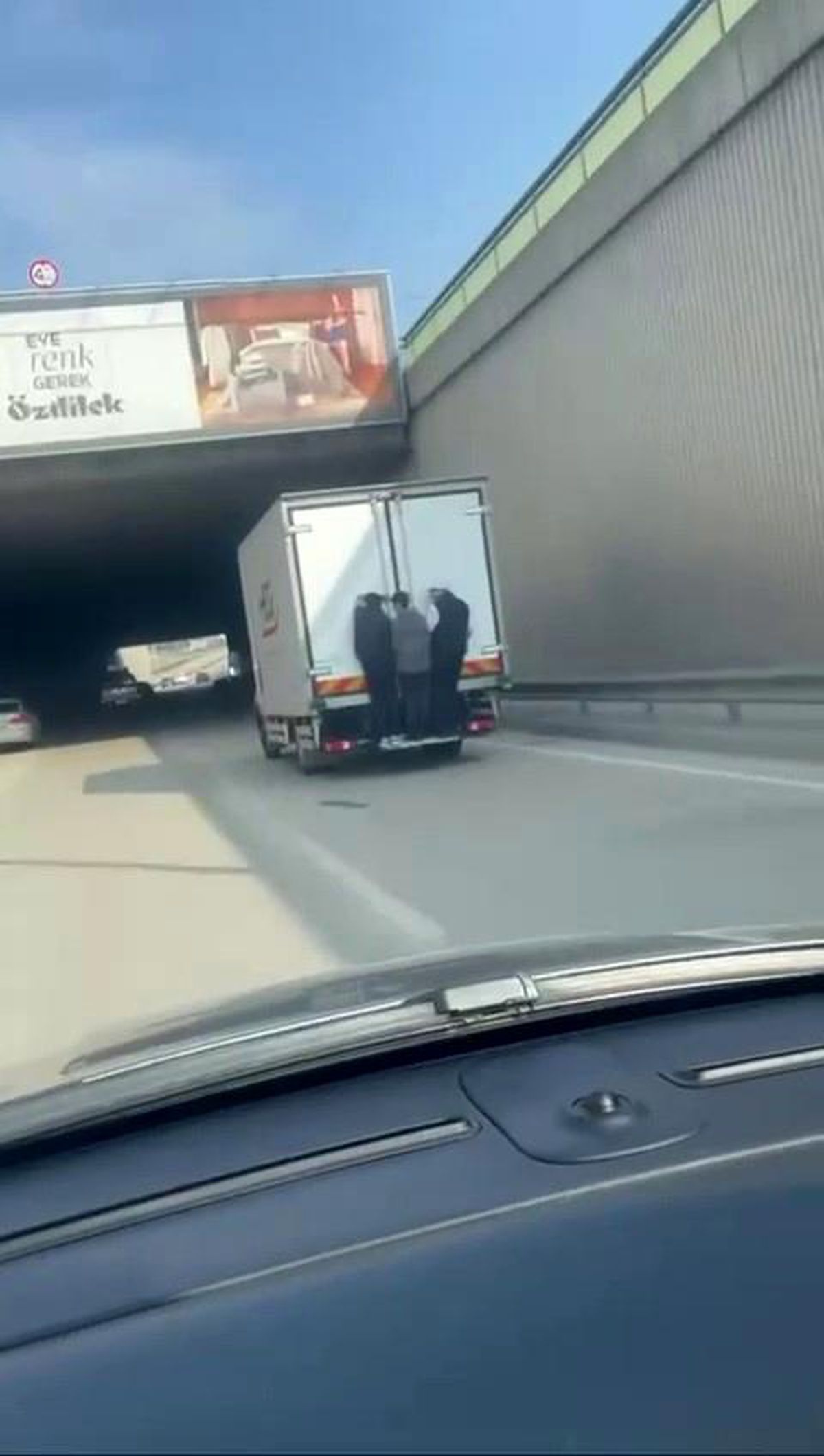 Bursa'da Kamyonete Tutunarak Seyahat Eden Çocukların Tehlikeli Anları