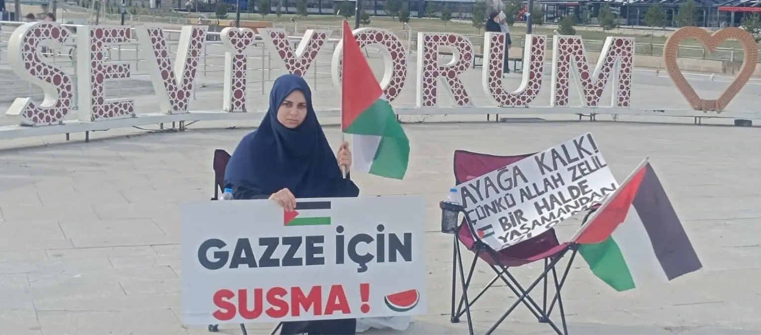 Ağrılı Üniversite Öğrencisi Tek Kişilik Gazze Protestosu Düzenledi