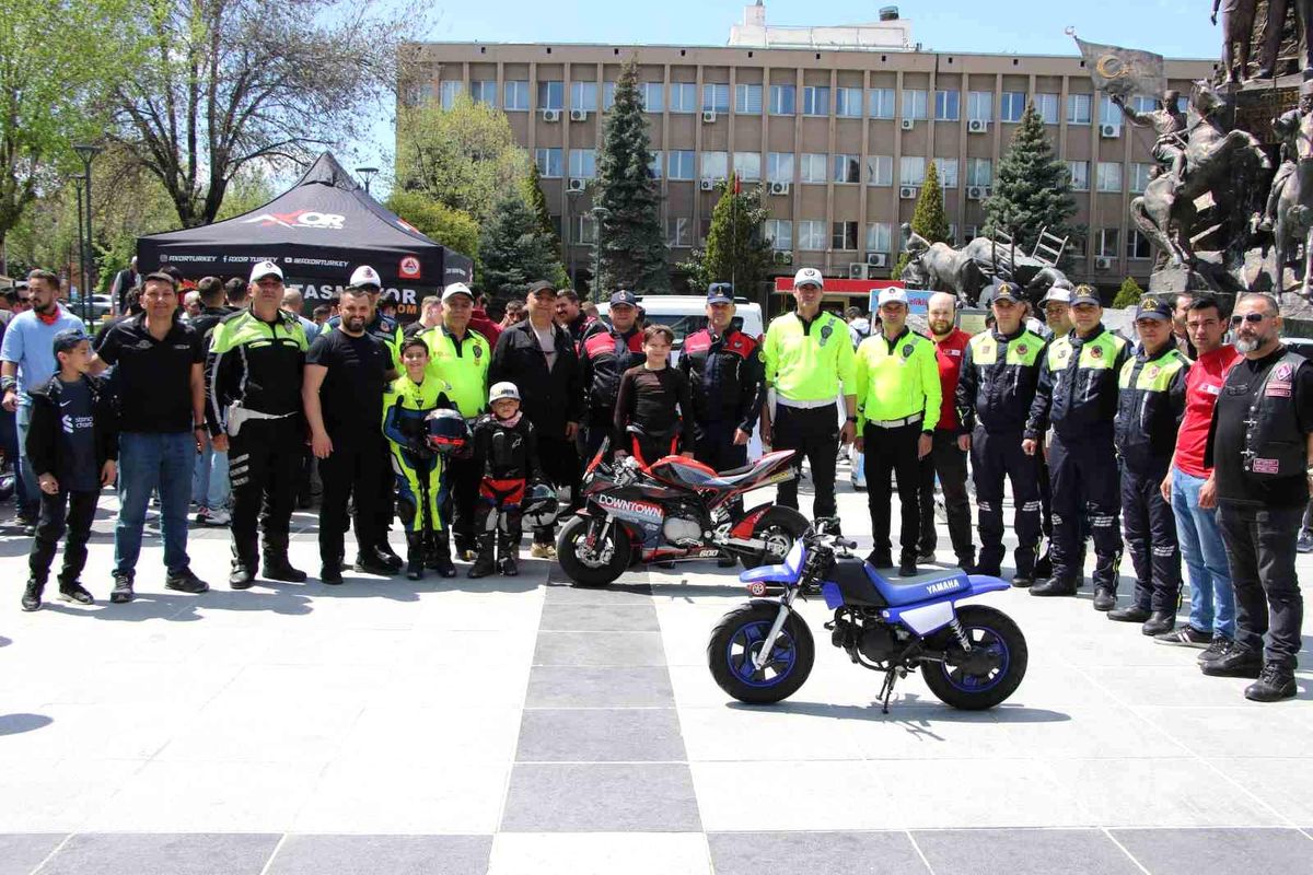 Uşak'ta polis ve jandarma ekiplerinden motosiklet sürücülerine farkındalık eğitimi