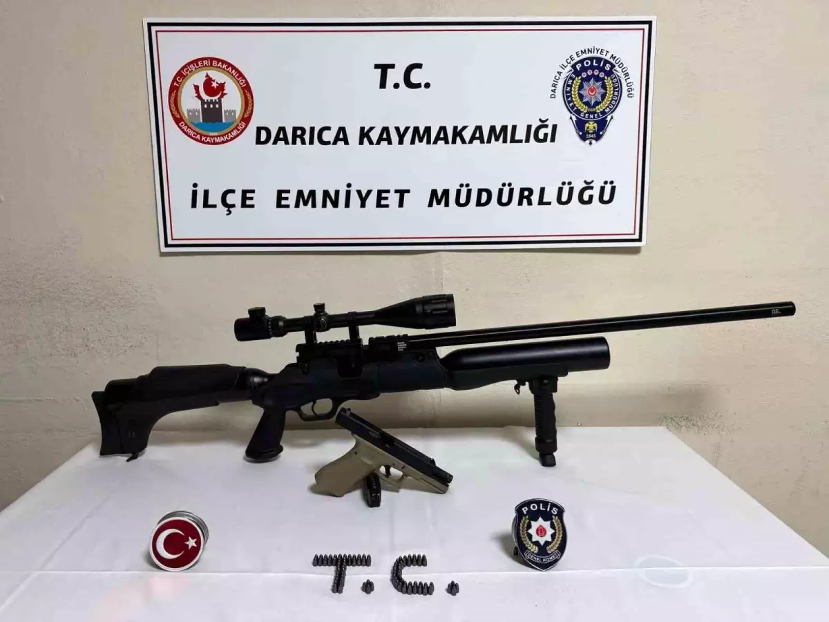 Darıca'da 19 Yaşındaki Gençte Havalı Tüfek ve Tabanca Ele Geçirildi