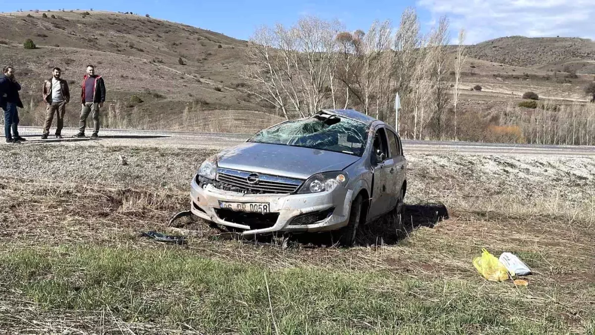 Sivas'ta Trafik Kazası: Araç Tarlaya Uçtu, 5 Yaralı