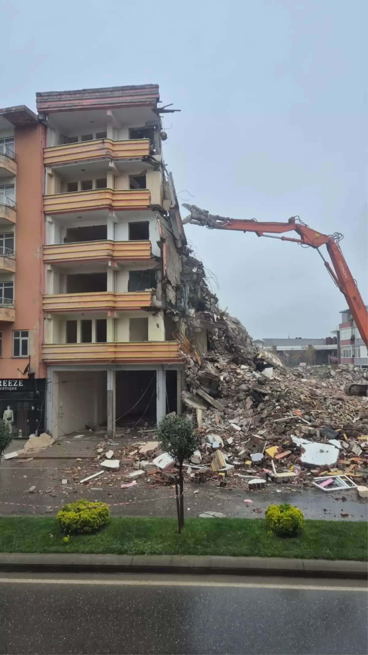Karasu'da Yıkım Sırasında Bina İş Makinesinin Üzerine Devrildi