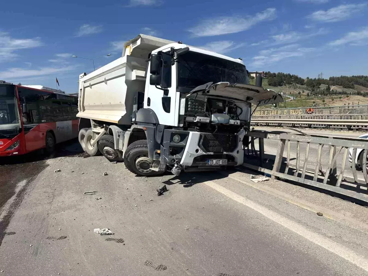 Adıyaman'da Trafik Kazası: Kamyon, Hafif Ticari Araç ve Kamyonet Çarpıştı