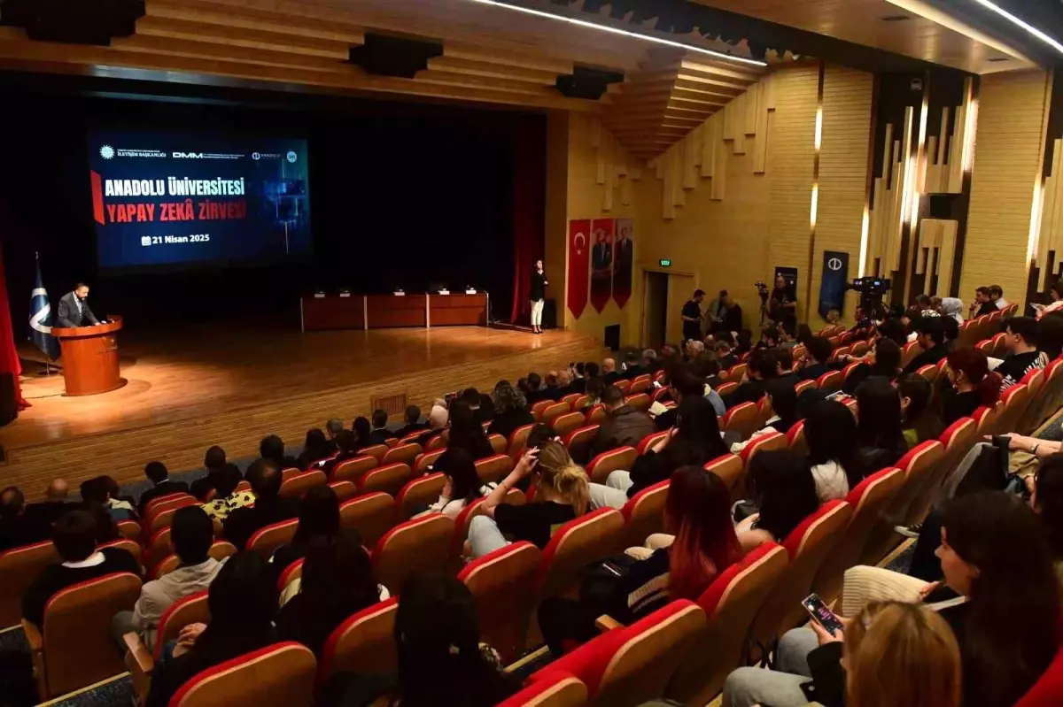 'Anadolu Üniversitesi Yapay Zekâ Zirvesi' yoğun katılımla gerçekleştirildi