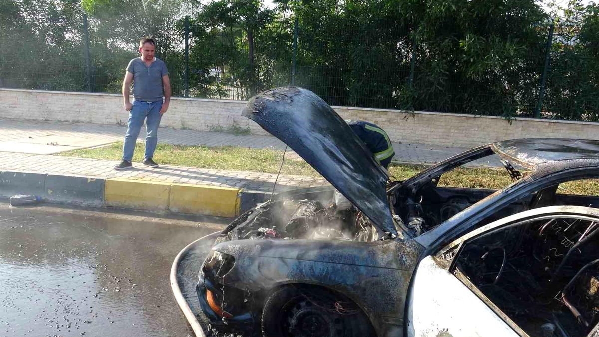 Antalya'da Otomobil Yangını: Araç Küle Döndü