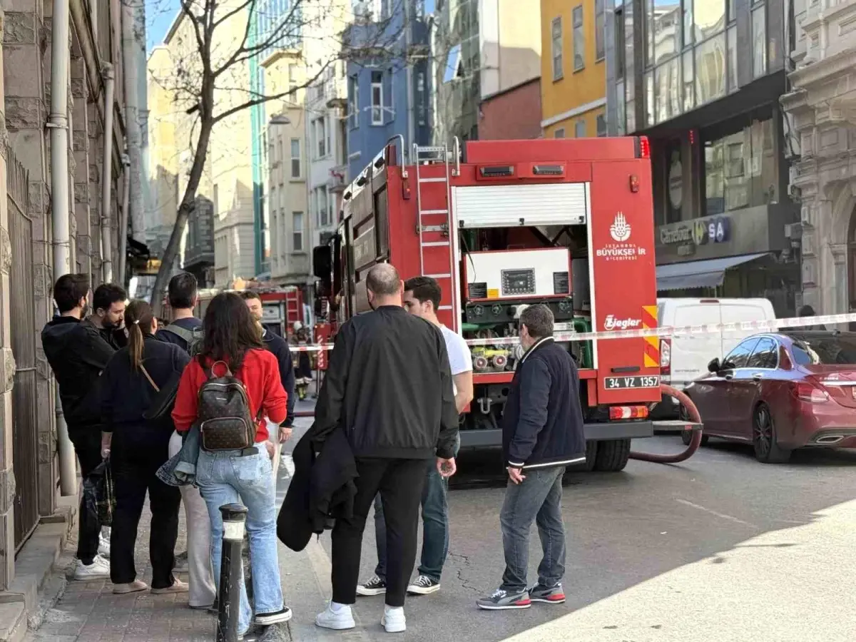 Beyoğlu'nda İş Merkezinde Yangın Çıktı!