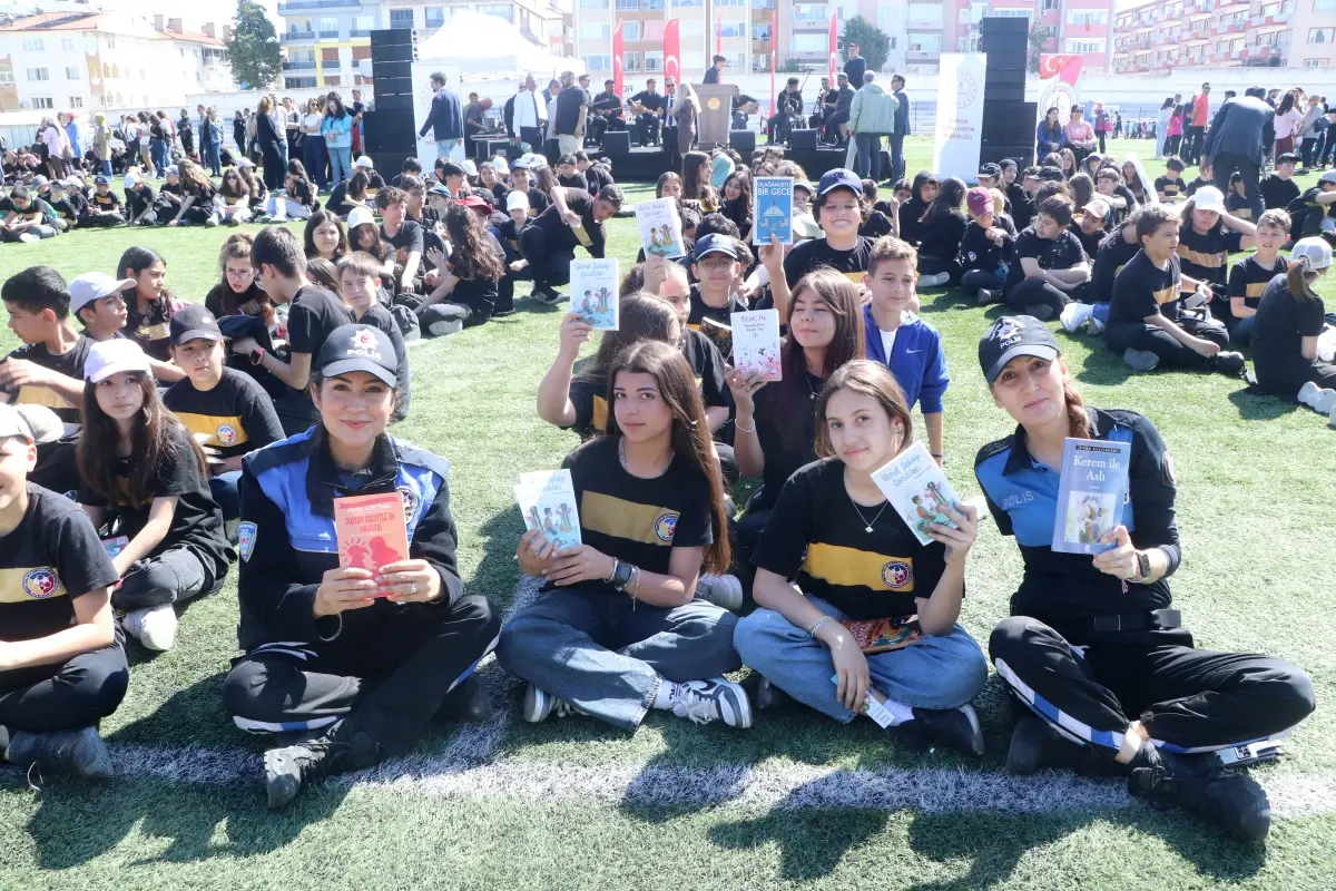 Burdur'da 12 Bin Öğrenci Aynı Anda Kitap Okudu