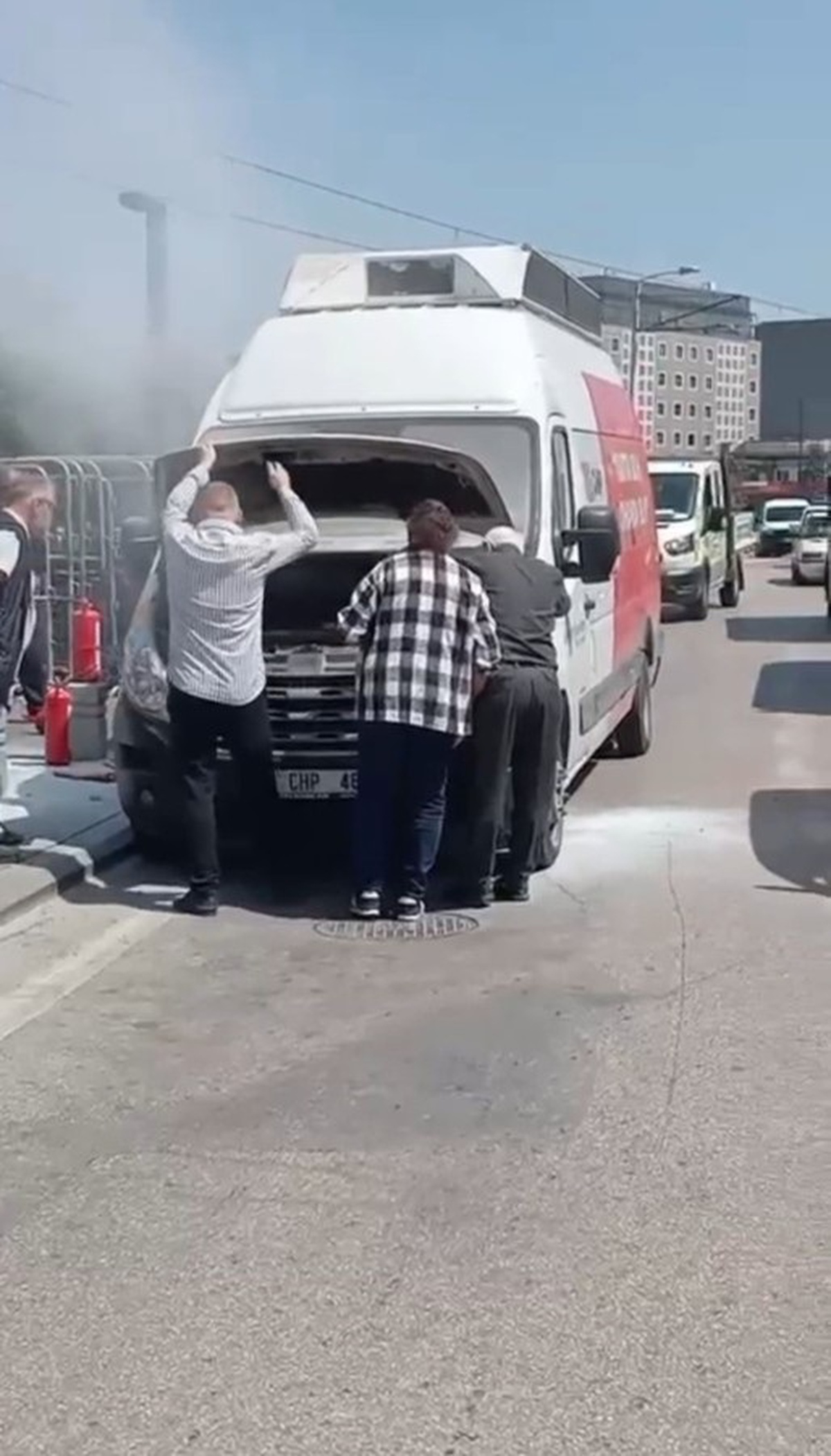 CHP seçim aracı kent merkezinde alevlere teslim oldu!