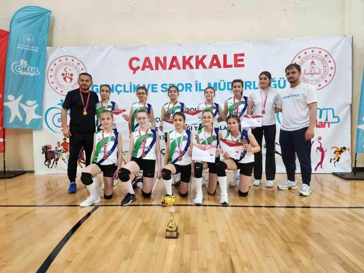 Hürriyet Ortaokulu Küçük Kız Voleybol Takımı Türkiye 4.'sü Oldu