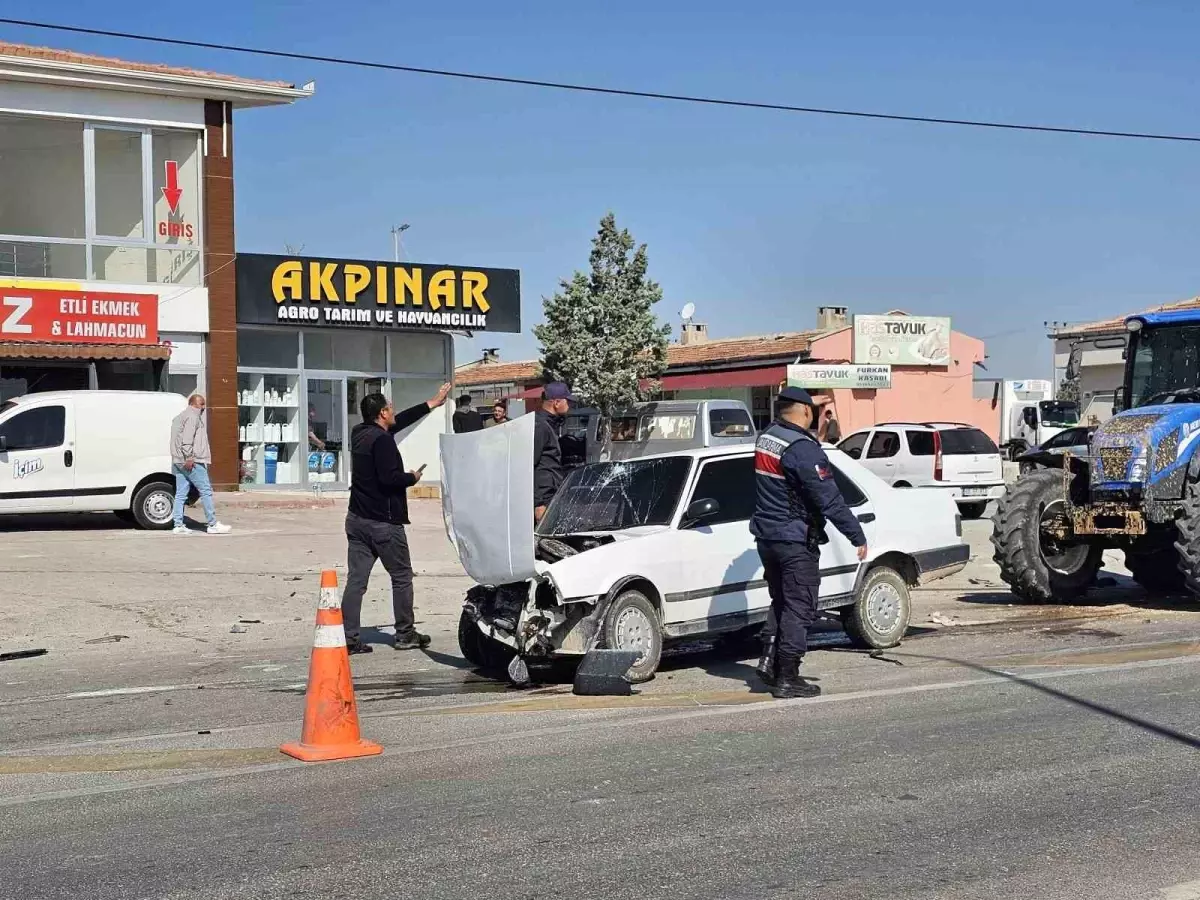 Aksaray'da Hafif Ticari Araç ile Ehliyetsiz Sürücünün Otomobili Çarpıştı: 2 Yaralı