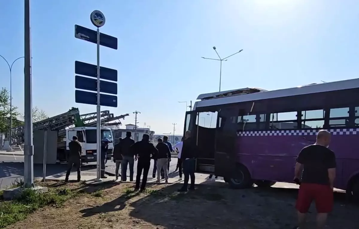 Ehliyetsiz Sürücünün Kamyonu Halk Otobüsüne Çarptı, 1 Yaralı