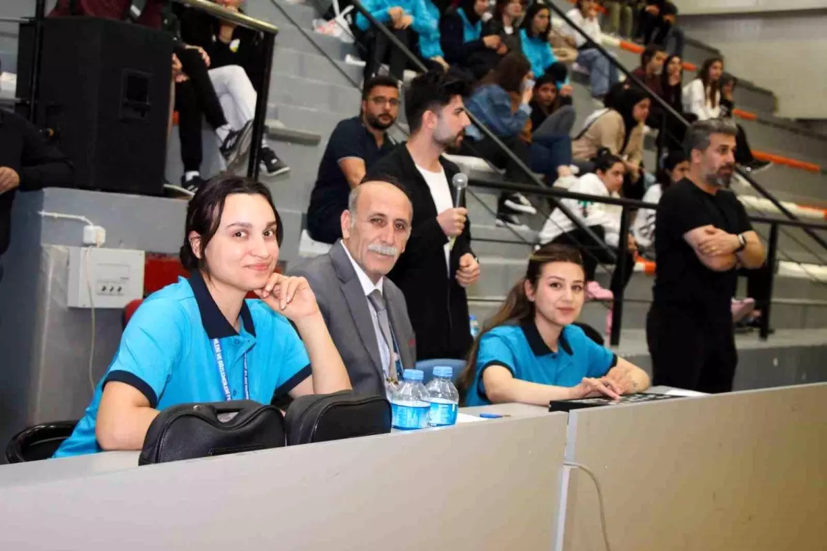 Erciş'te Kız Voleybol Turnuvası Coşkuyla Tamamlandı